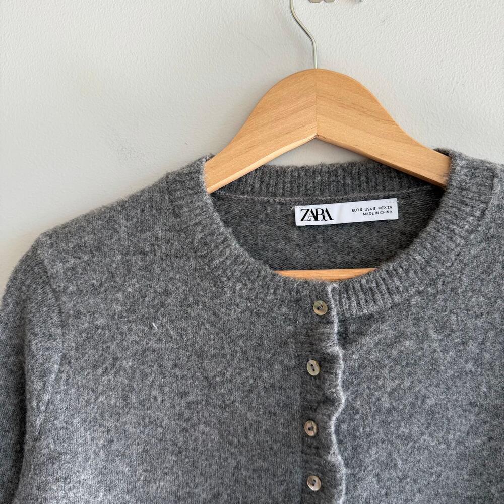 Zara Knit Button Front Crew Neck Ruffle Trim Cardigan Sweater Gray S - Picture 4 of 8